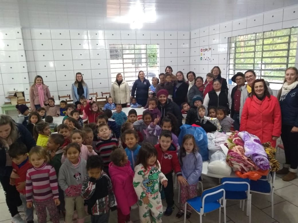 Integrantes da terceira idade fazem doações no Lar da Menina