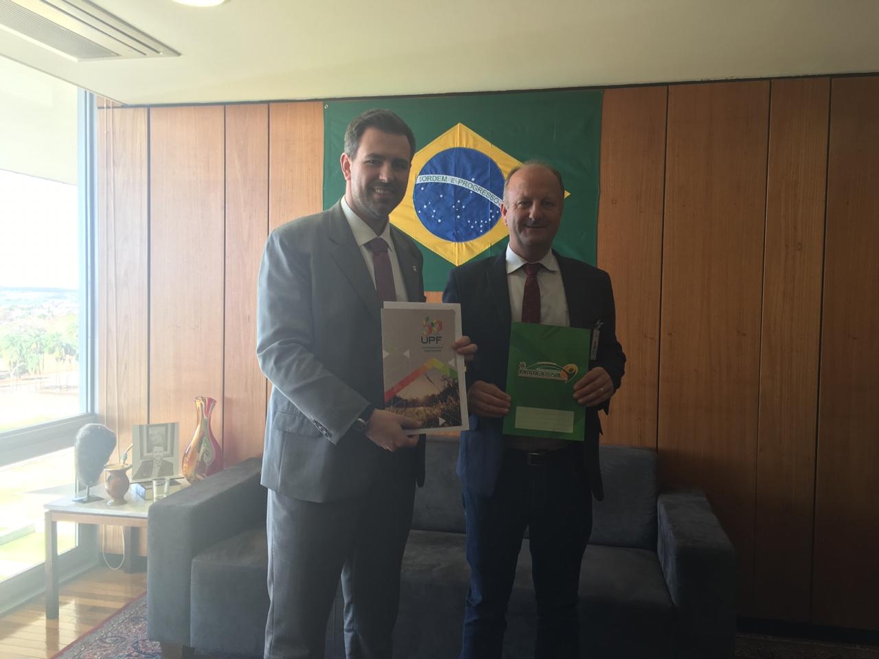 Em Brasília prefeito Ceron entrega convites para ato da BR 153
