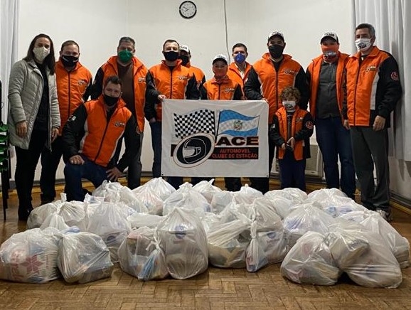 Automóvel Clube de Estação faz doação de 25 cestas básicas à Secretaria da Assistência Social